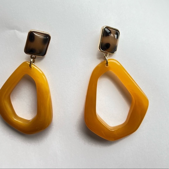 Loop mable yellow  earrings with leopard top - Picture 7 of 7